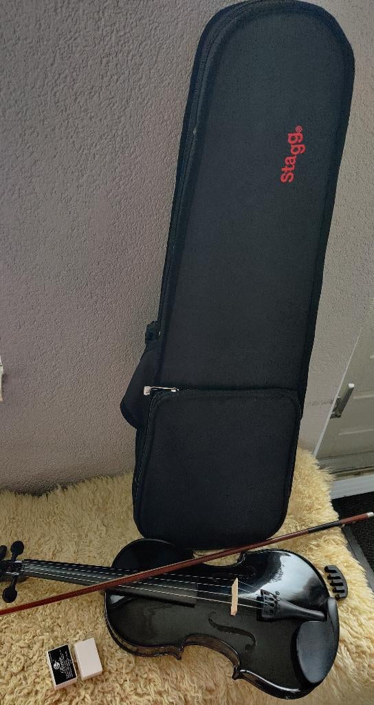 Stagg 4/4 zwarte viool met koffer en strijkstok, Muziek en Instrumenten, Strijkinstrumenten | Violen en Altviolen, Ophalen, Gebruikt