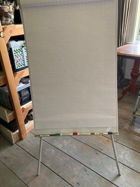 flipover met whitebord op driepoot, Ophalen, Zo goed als nieuw, Whiteboard
