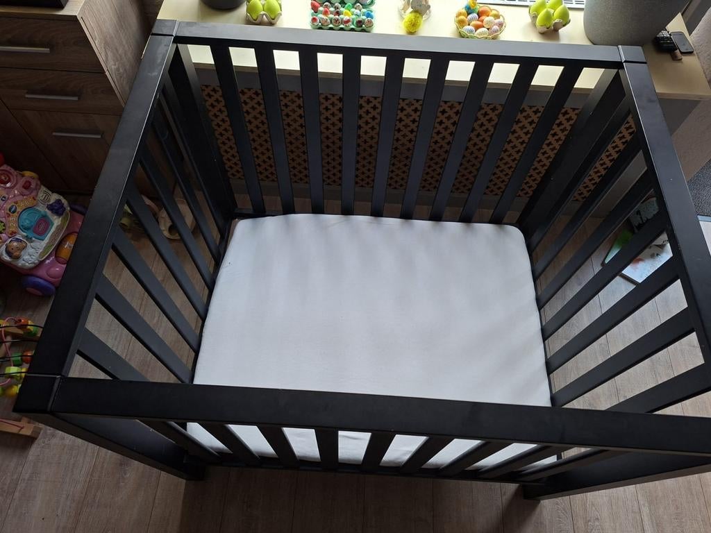 Zwarte houten box met spijlen, Ophalen, Gebruikt, In hoogte verstelbaar