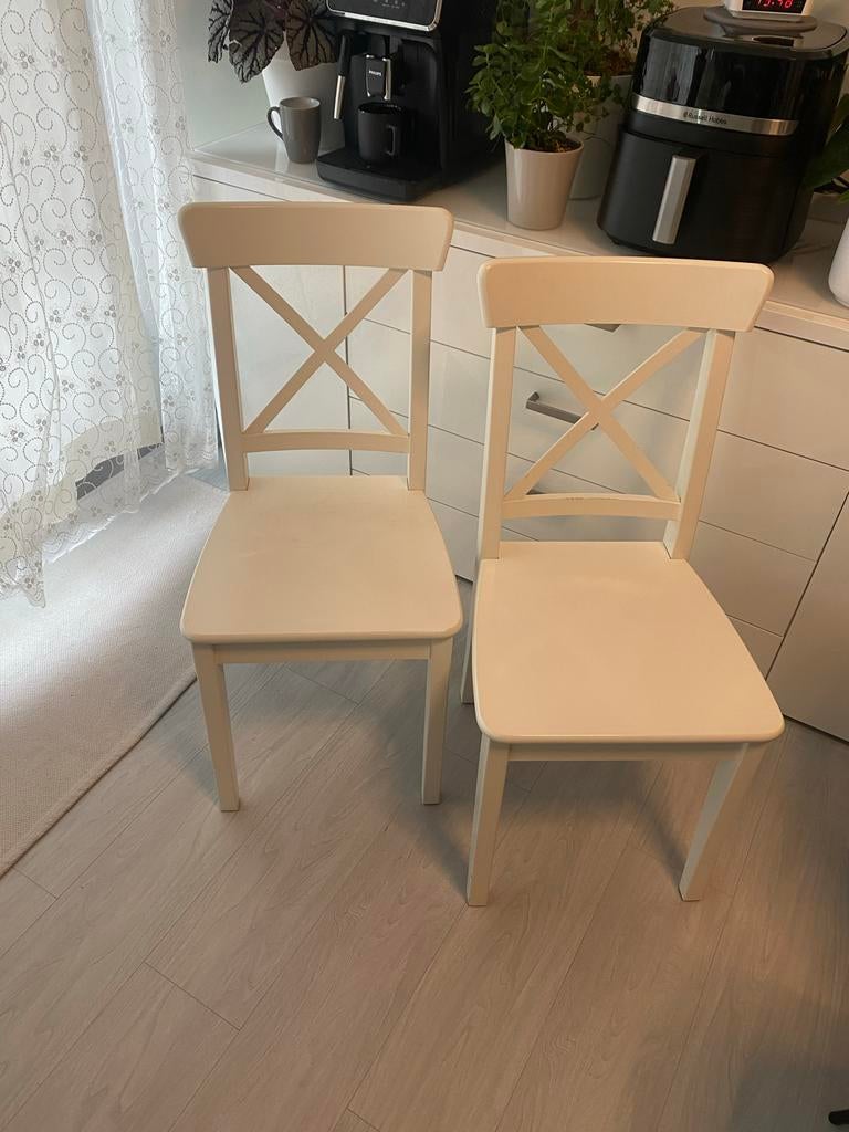Twee witte Ikea Ingolf stoelen, Huis en Inrichting, Gebruikt, Twee, Wit, Ophalen of Verzenden