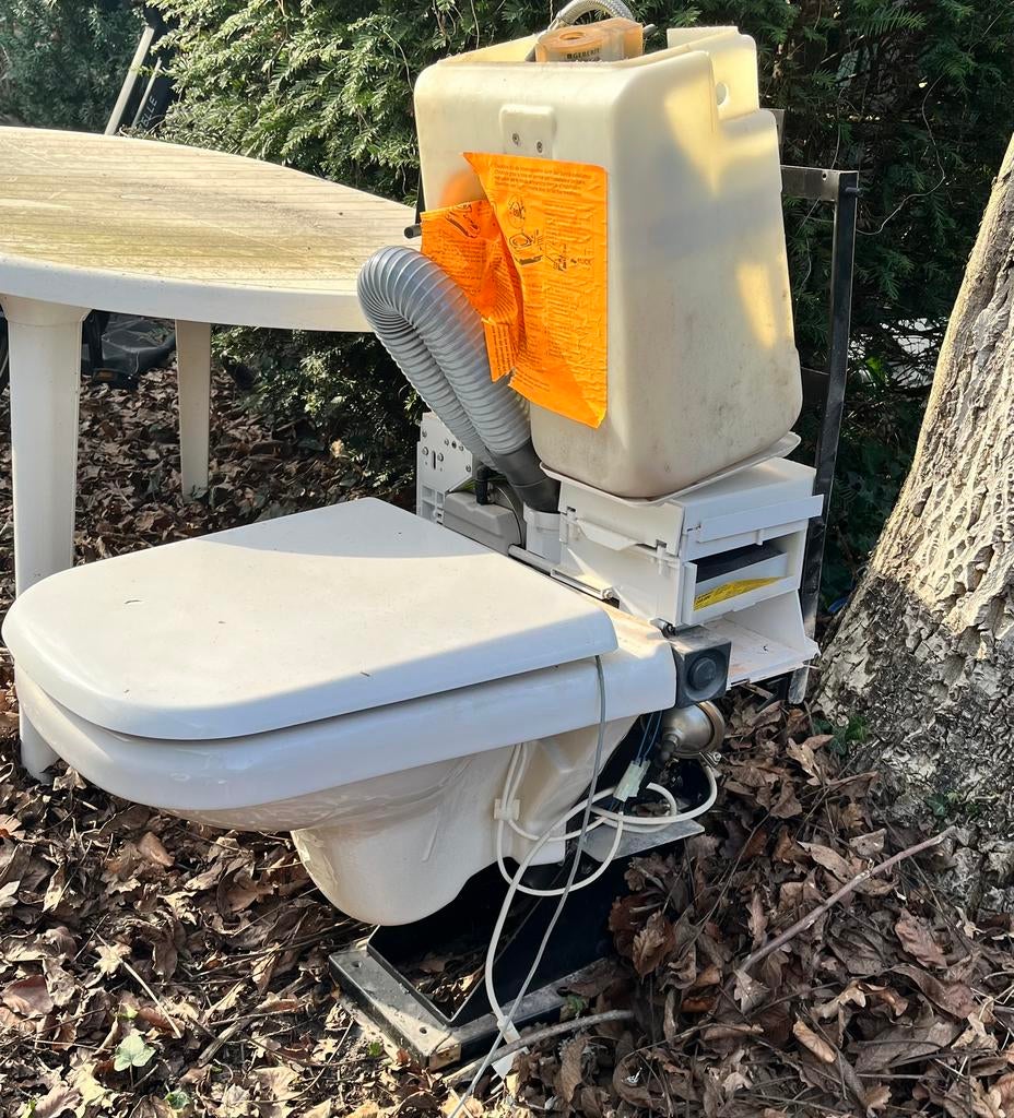 Gratis elektrisch toilet voor onderdelen, Ophalen, Gebruikt, Toilet