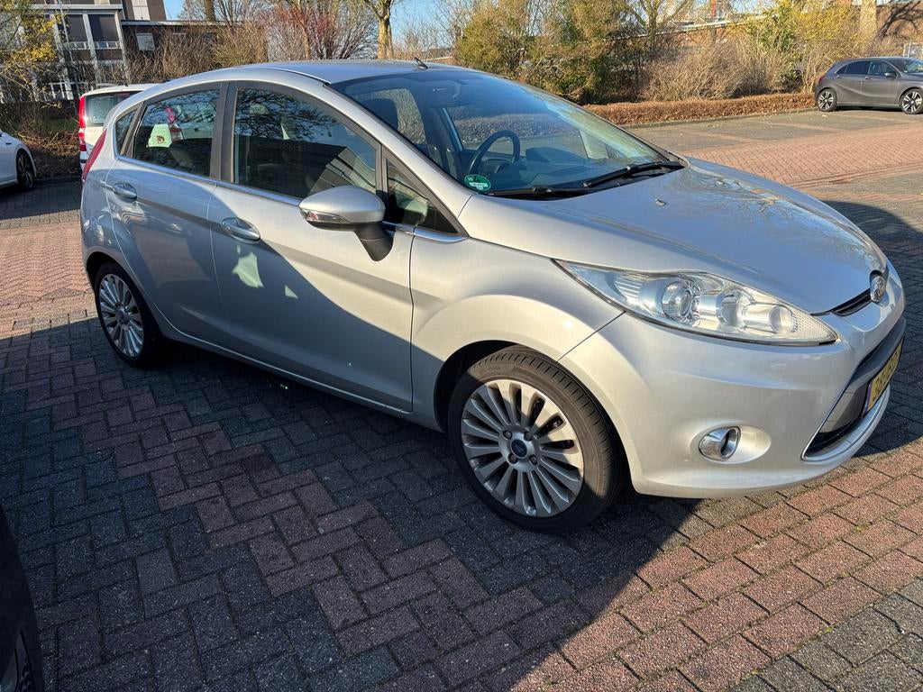 Ford Fiësta 1.4 71KW 5DR 2009 Grijs Apk April 2027 Clima, Auto's, Ford, Voorwielaandrijving, Stof, 40 €/maand, Zwart