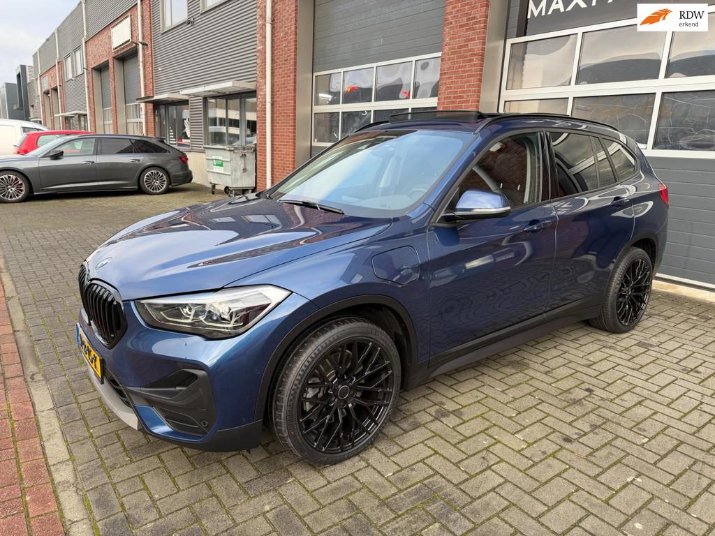 BMW X1 XDrive25e High Executive LED Pano Navi Camera ACC PDC, 8 kWh, 125 pk, Gebruikt, Blauw