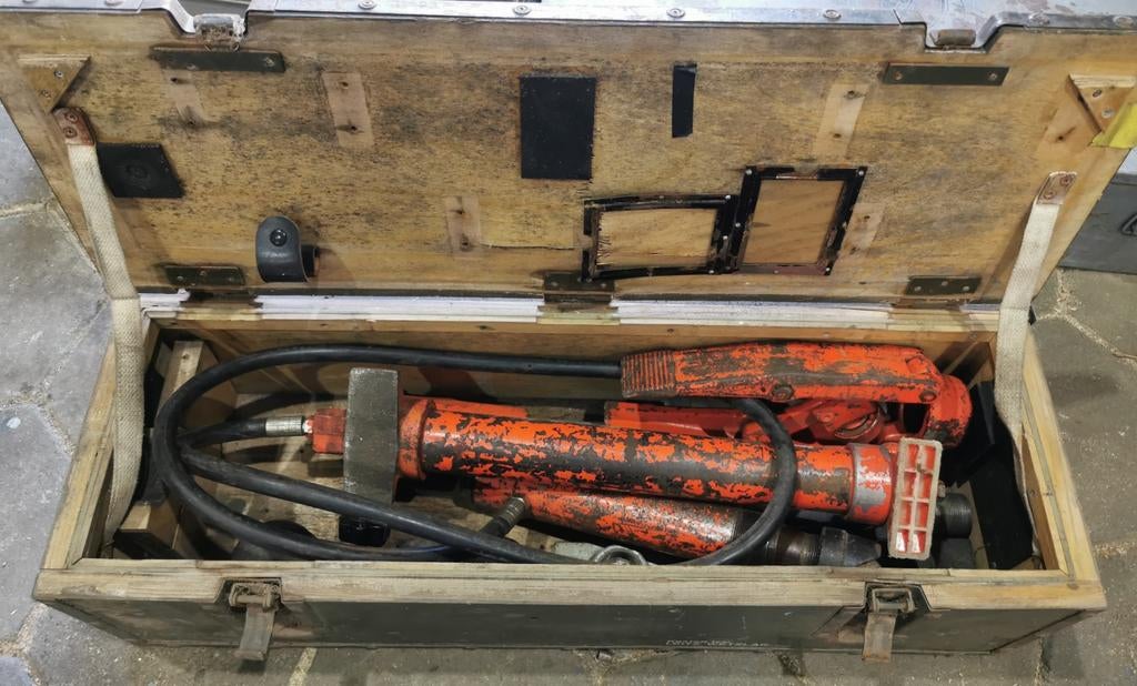 Hydraulische pers en spreider met diverse hulpstukken, Ophalen