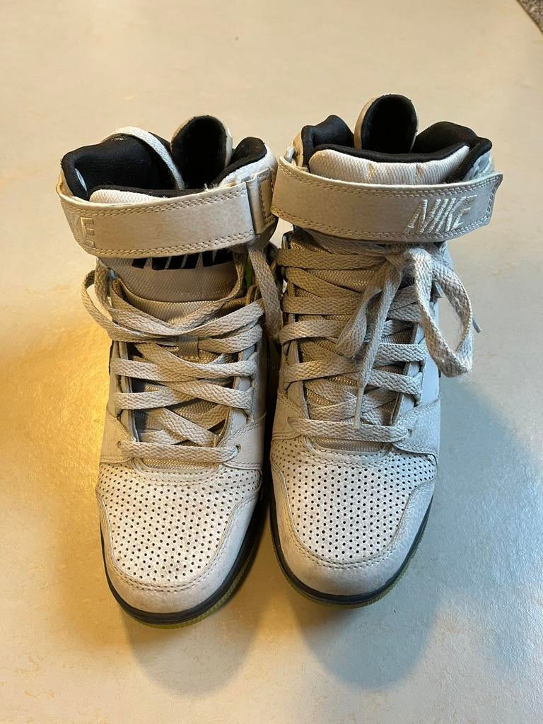 Nike Air Revolution Sky High maat 38,5, Kleding | Dames, Schoenen, Snowboots, Ophalen of Verzenden, Grijs, Gedragen