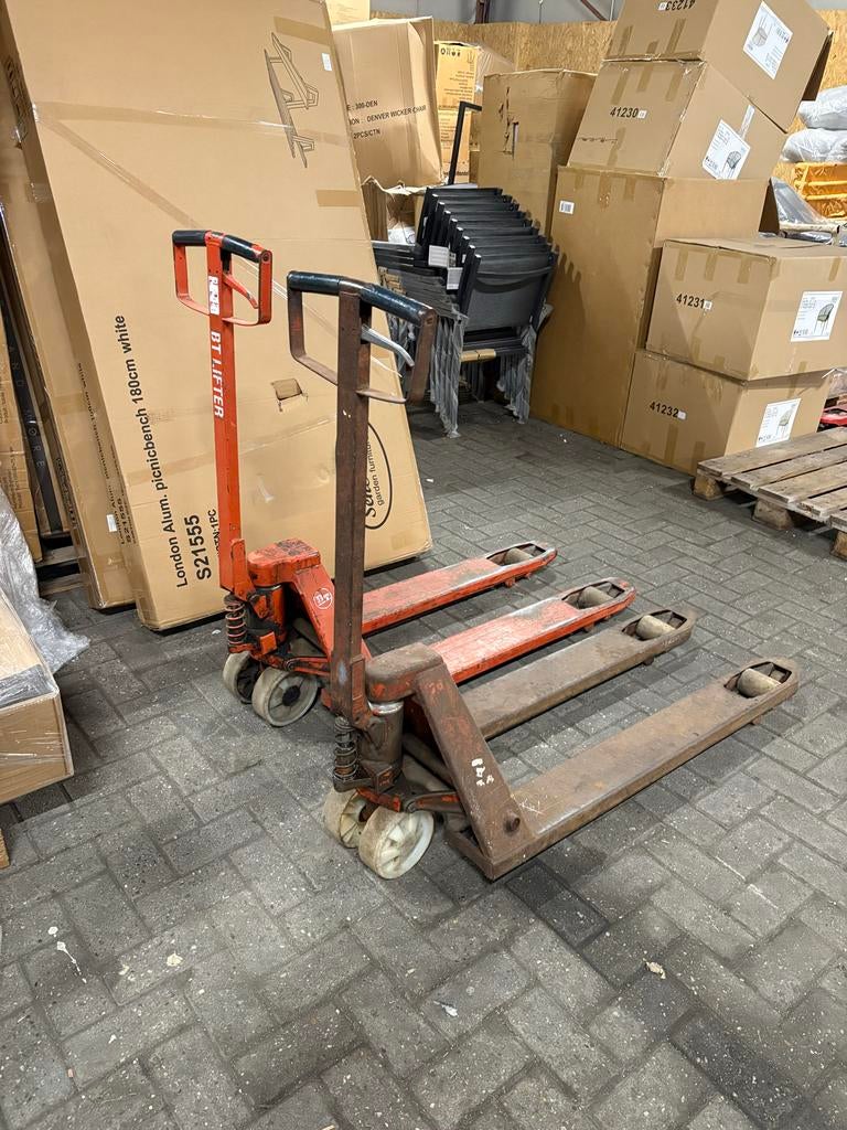 2 Pompwagens / Palletwagens - Opknappers - BT lifters, Ophalen of Verzenden, Gebruikt
