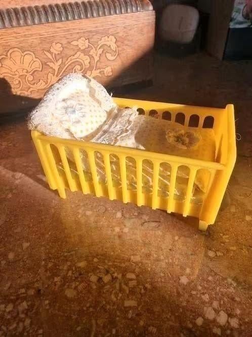 poppenhuis miniaturen bedje jaren 70 W Germany, Ophalen of Verzenden, Poppenhuis