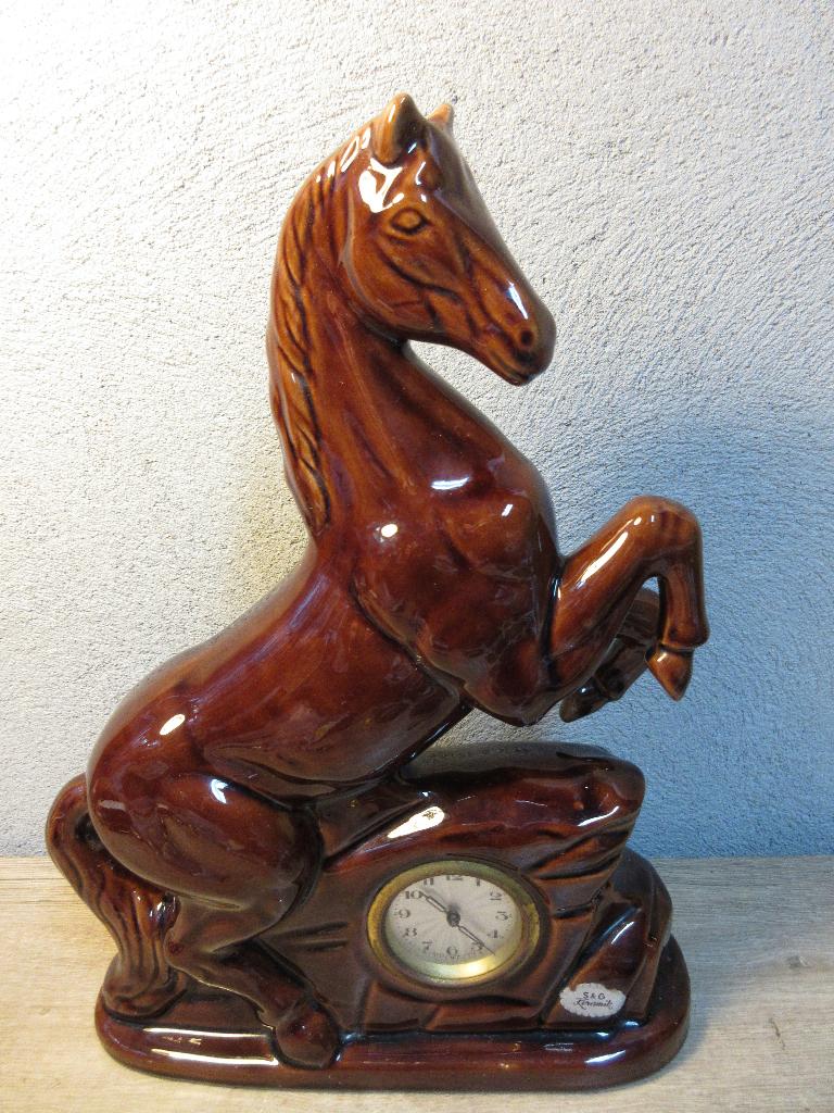 S en G keramiek beeld steigerend paard met klok, Ophalen of Verzenden, Gebruikt, Dier