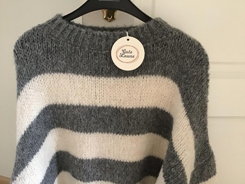 Gebreide gestreepte trui met vleermuismouwen, Kleding | Dames, Truien en Vesten, Ophalen of Verzenden, Nieuw, Maat 38/40 (M), Grijs