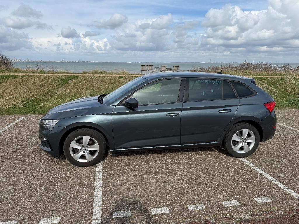 Skoda Scala 1.0 TSI Greentech 116pk 2020 Grijs, Auto's, Skoda, Voorwielaandrijving, Zwart, 4 cilinders, 49 €/maand