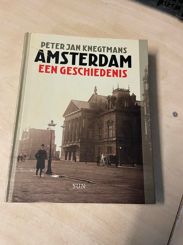 Boek Amsterdam Een Geschiedenis - Peter Jan Knegtmans, Ophalen of Verzenden, 20e eeuw of later, Gelezen