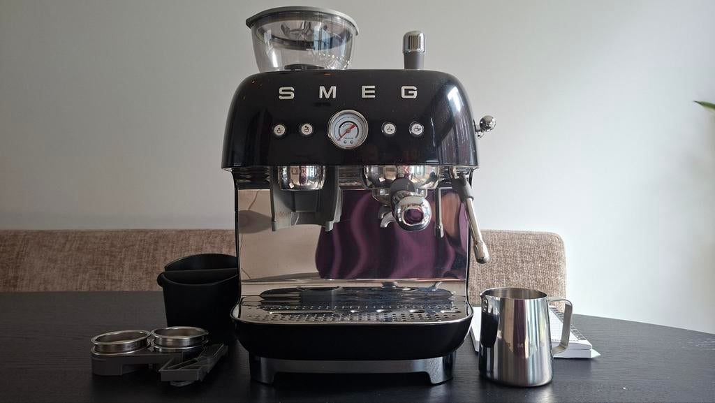 Smeg EGF03 half automaat piston espressomachine, Witgoed en Apparatuur, Koffiezetapparaten, Stoompijpje, 10 kopjes of meer, Koffiemachine