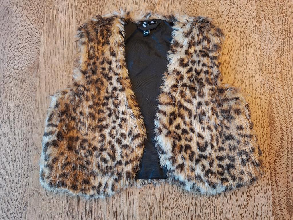 Giletje panterprint - maat 122, Ophalen of Verzenden, Zo goed als nieuw, Meisje, Trui of Vest