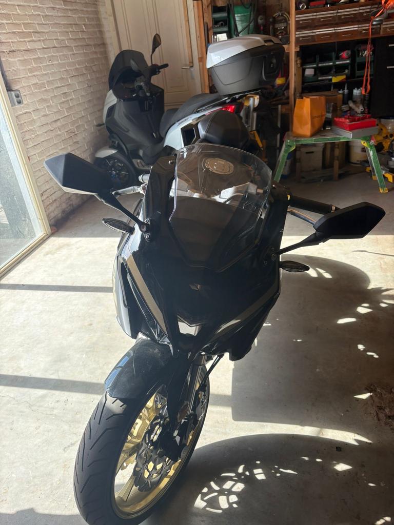 TRMotor motorfiets zwart met goudkleurige details