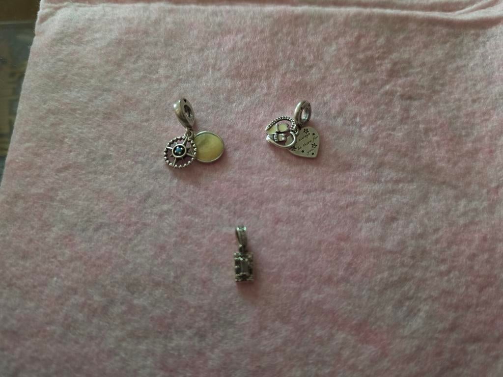 Verschillende pandora bedels, Sieraden, Tassen en Uiterlijk, Bedels, Ophalen, Gebruikt, Pandora, 4 bedels of meer