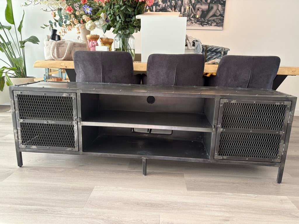 Industrieel zwart stalen tv-meubel, Huis en Inrichting, Kasten | Televisiemeubels, Ophalen, 150 tot 200 cm, Zo goed als nieuw