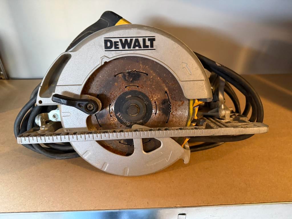 DeWalt hand cirkelzaag met liniaal, Gebruikt, Cirkelzaag, Ophalen of Verzenden, 30 tot 70 mm