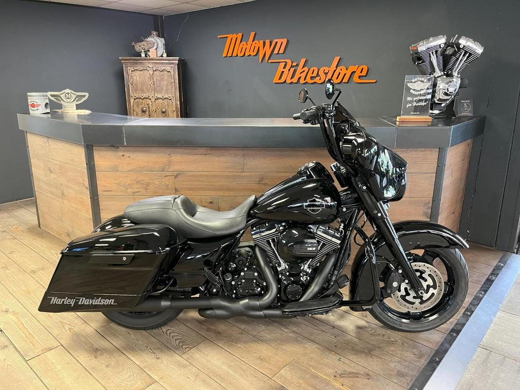 Harley Davidson FLHX 103Ci Streetglide Black Edition Vance &, 3700 W Juneau Ave
53208  Milwaukee, US, 1690 cc, Info@harley-davidson.com