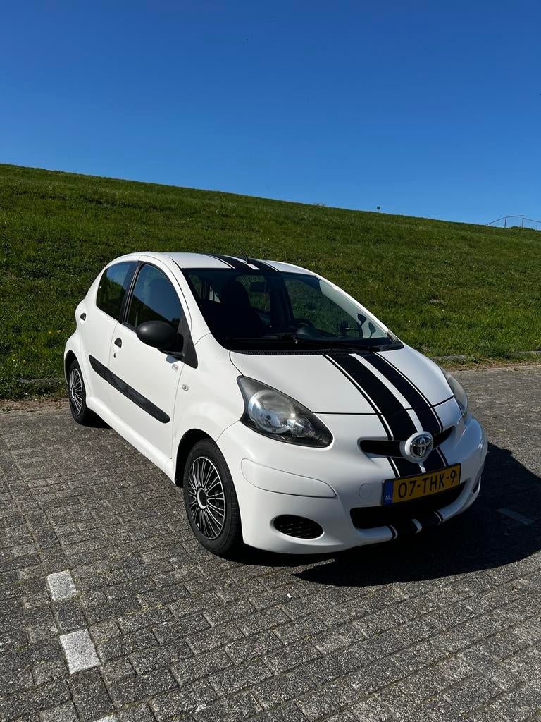 Toyota Aygo 1.0 12V Vvt-i 5DRS 2012 Wit, Auto's, Voorwielaandrijving, 4 stoelen, Origineel Nederlands, Handgeschakeld