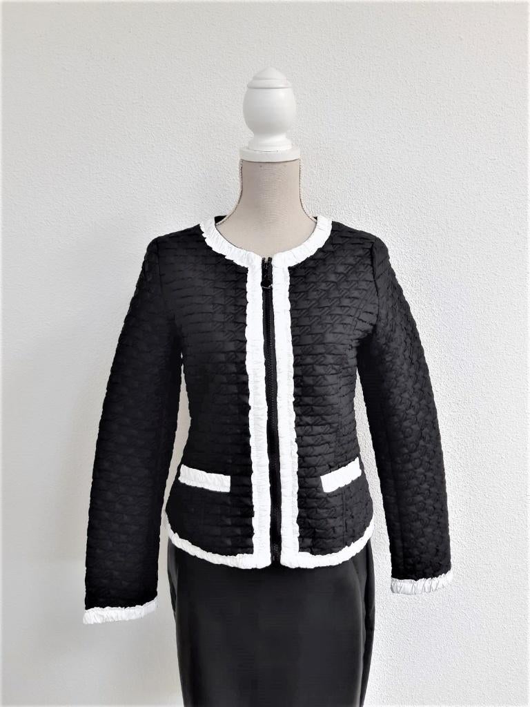 Licht gewatteerd zwartjasje in Chanelstijl, Kleding | Dames, Jasjes, Kostuums en Pakken, Verzenden, Zwart, Zo goed als nieuw, Jasje