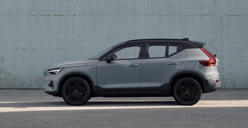 Volvo EX40 Single Motor Extended Range Ultra Black Edition |, Auto's, Automaat, 12 maanden, Gebruikt, 1975 kg