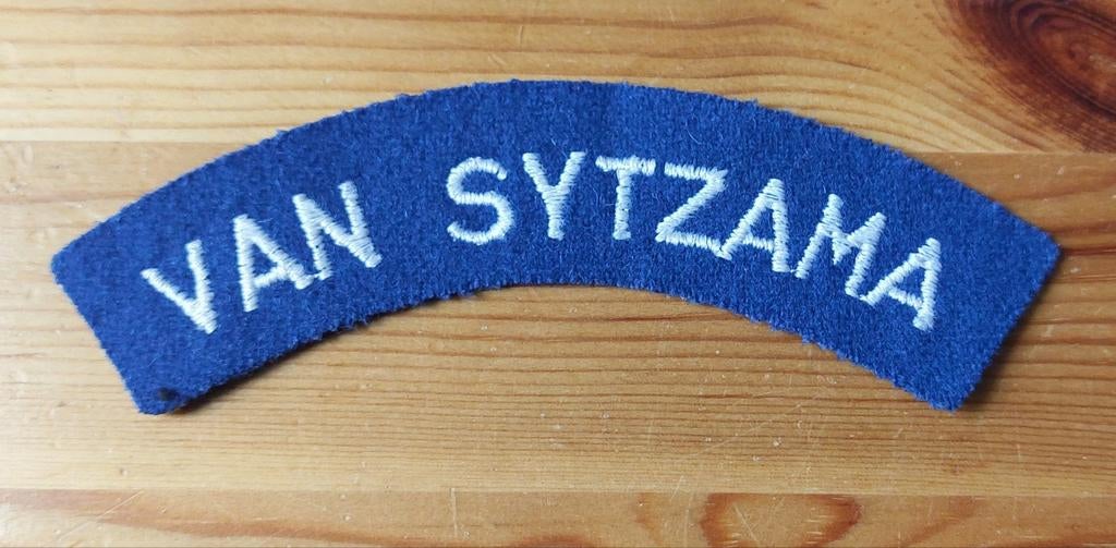 Naamlint Van Sytzama gebogen, Verzamelen, Militaria | Algemeen, Ophalen of Verzenden, Landmacht, Nederland, Embleem of Badge