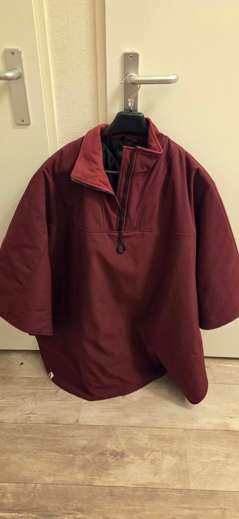 Warme rolstoelcape van softshell met fleece kraag, Kleding | Dames, Jassen | Winter, Zo goed als nieuw, Rood, Ophalen of Verzenden