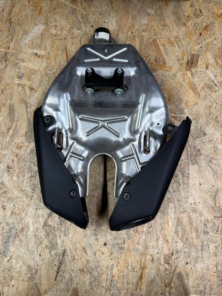 Aprilia Dorsoduro 900 Uitlaat demper origineel, Ophalen