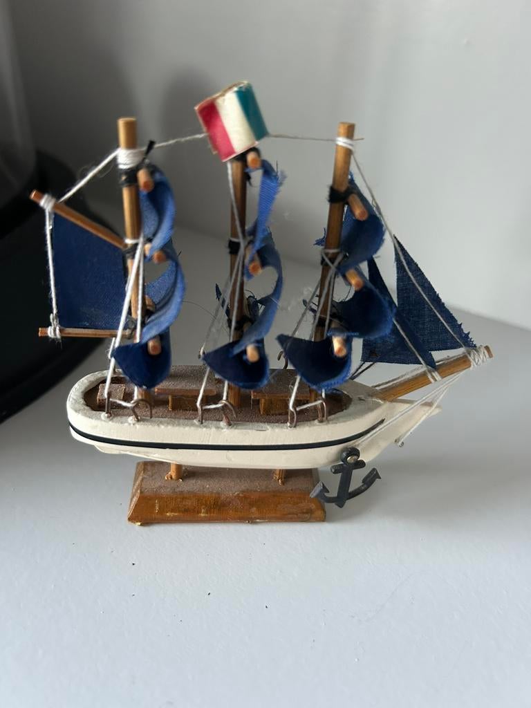 Miniatuur zeilbootje, Ophalen of Verzenden, Zo goed als nieuw