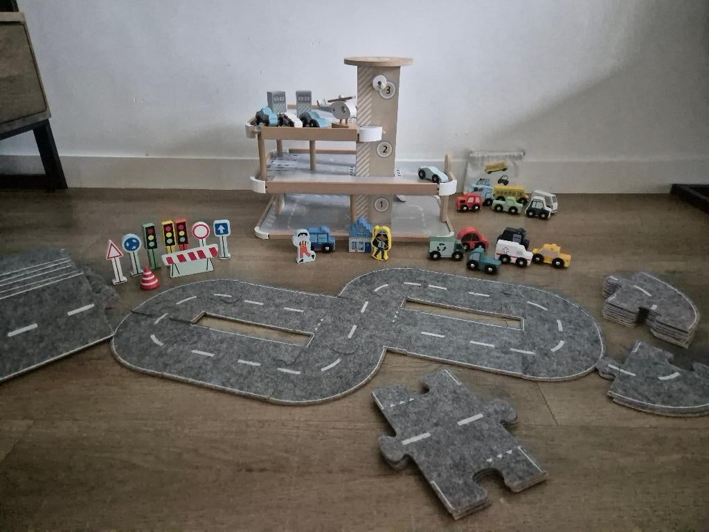 Speelgarage met autootjes en kartonnen wegkaartjes, Ophalen, Zo goed als nieuw