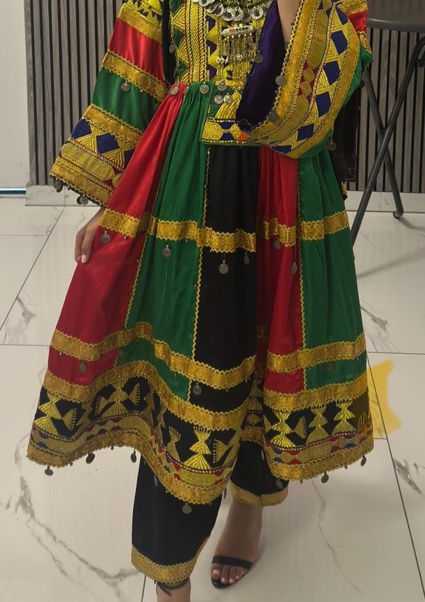 AFGHAANSE JURK MET SJAAL TE HUUR!!, Ophalen, Zo goed als nieuw, Onder de knie