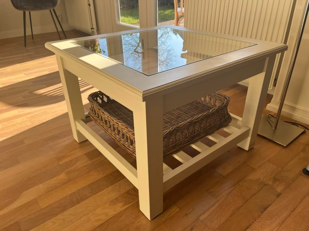 Riviera Maison Glazen tafel met houten frame en rieten mand, Huis en Inrichting, Tafels | Salontafels, Ophalen, 100 tot 150 cm
