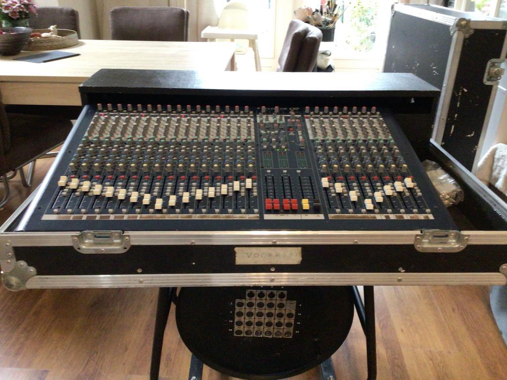 Soundcraft LX7 Analoog Mengpaneel met Flightcase, Ophalen, Gebruikt, 20 kanalen of meer, Microfooningang