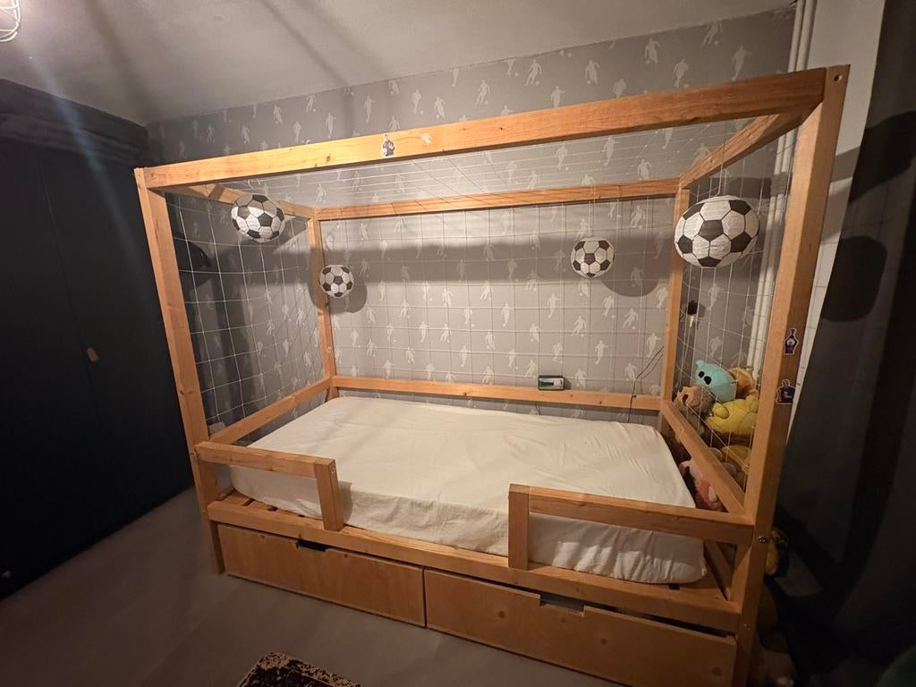 Stoer voetbalbed met opbergruimte!, Ophalen of Verzenden, Eenpersoons, Hout