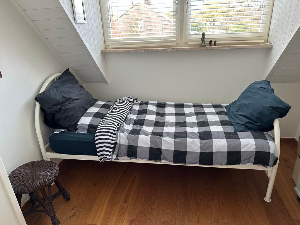 Twee eenpersoonsbedden, wit metaal, Ophalen, Gebruikt, 90 cm, Eenpersoons