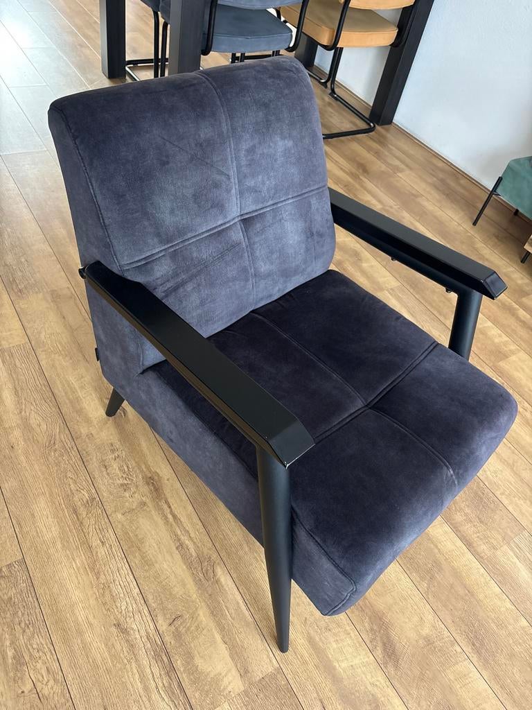 Donkergrijze fauteuil met zwarte armleuningen, Ophalen, Gebruikt, 75 tot 100 cm, 50 tot 75 cm