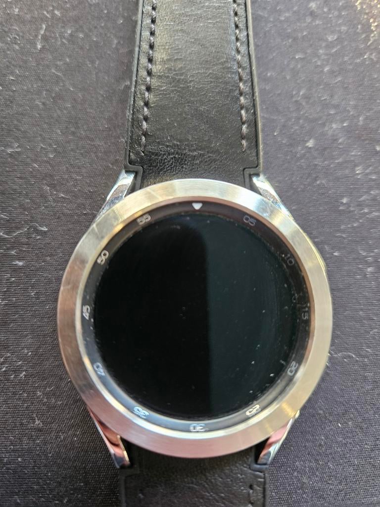 Samsung Galaxy Watch 4 Classic - Zilver met Zwart Bandje, Sieraden, Tassen en Uiterlijk, Smartwatches, Gebruikt, Android, Zilver