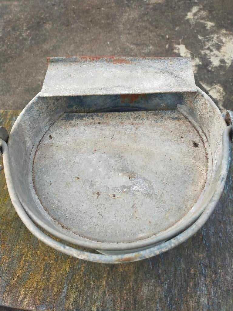 Pluimvee.   Zinken drinkemmer, Ophalen, Gebruikt, Rond, Metaal