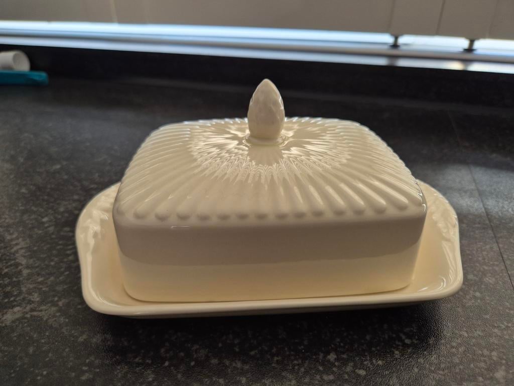 WEDGWOOD Edme Crèmekleurige botervloot met geribbeld deksel, Huis en Inrichting, Keuken | Servies, Gebruikt, Overige typen, Wedgwood