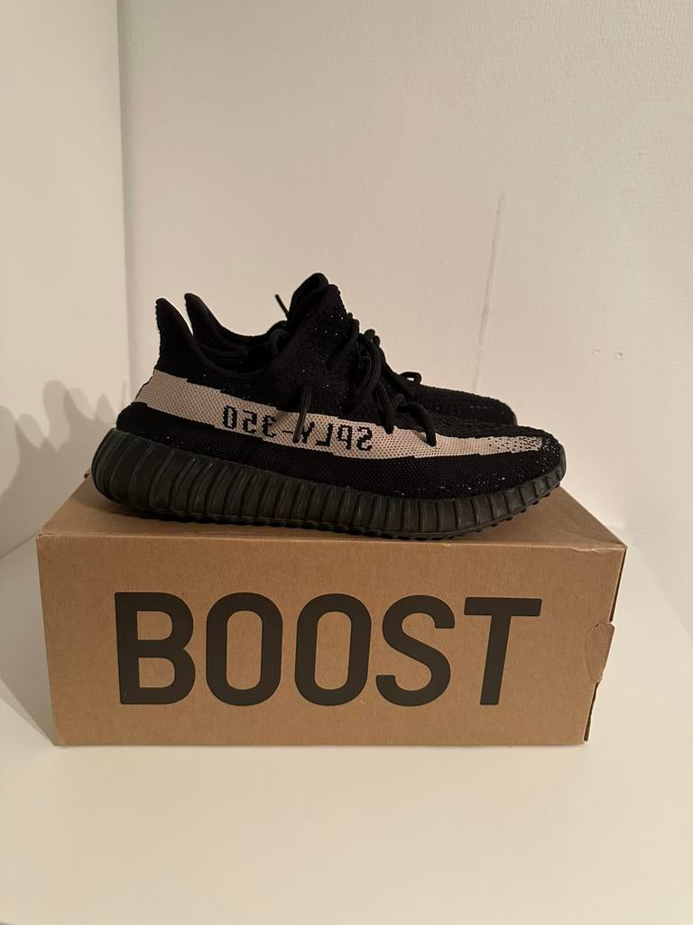 Yeezy 350V2 “Core Black White” (Oreo) 41 1/3, Kleding | Heren, Schoenen, Zwart, Ophalen of Verzenden, Yeezy, Sneakers of Gympen