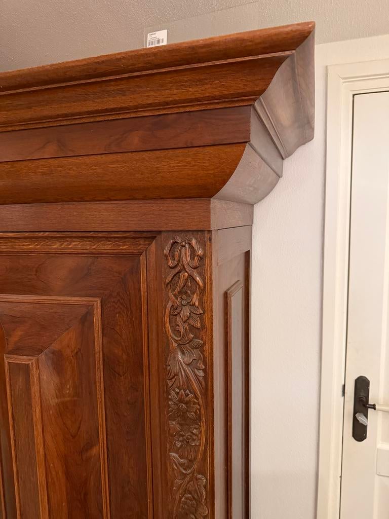 Antieke massief houten kast met houtsnijwerk, Ophalen