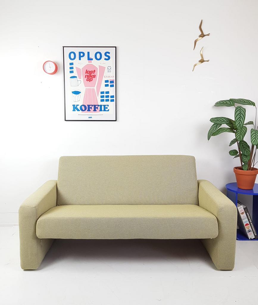 Vintage gelderland bankje gele ploegstof gemeleerd grijs, Huis en Inrichting, Banken | Bankstellen, Modern vintage, ., Tweepersoons