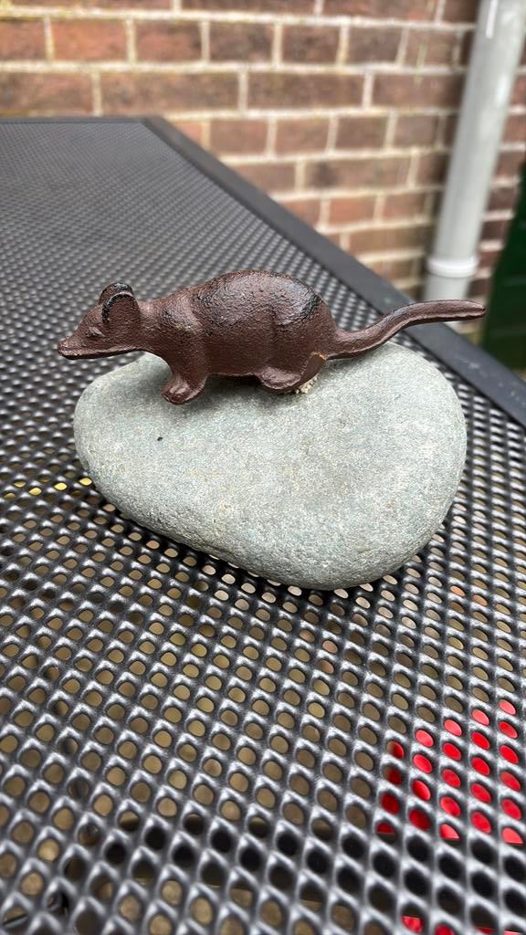 MUIS OP EEN STEEN, Ophalen of Verzenden, Zo goed als nieuw, Dier