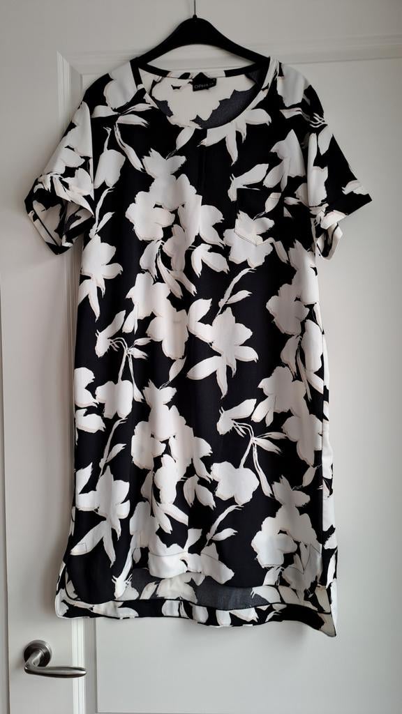 Opilia Zwart/Wit Bloemenprint Jurk Maat XS, Opilia, Zwart, Ophalen of Verzenden, Zo goed als nieuw