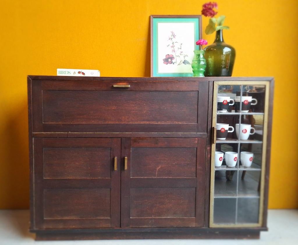 Houten vitrinekastje met houtsnijwerk, glazen schapjes, Ophalen