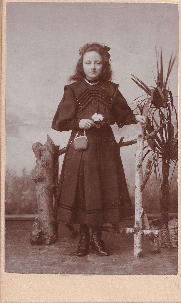 cdv jong meisje met tasje en bloem Noord-Scharwoude, Verzamelen, Ophalen of Verzenden, Voor 1940, Kind, Foto