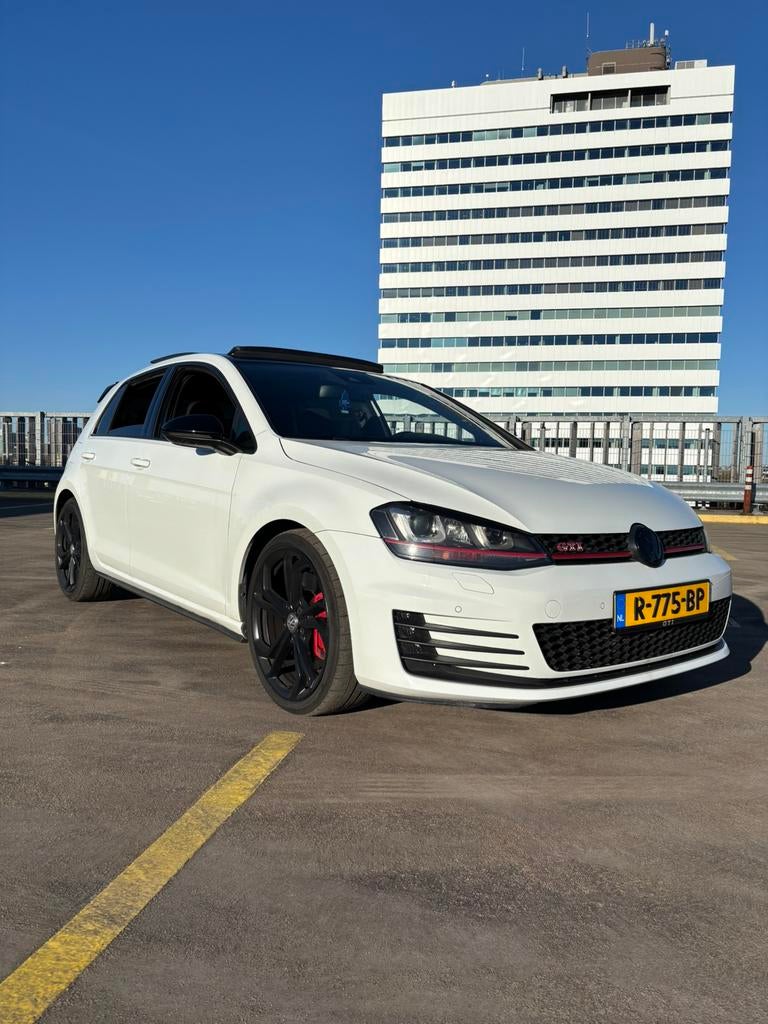 Volkswagen Golf 7 GTI 2.0 TSI PERFORM. 334PK! STAGE2+ PANO, Auto's, Volkswagen, Stof, 4 cilinders, 1984 cc, 334 pk