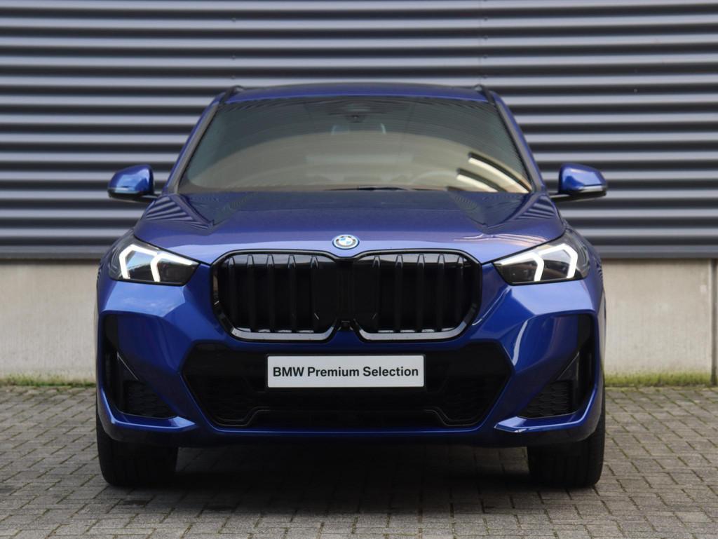 BMW X1 xDrive25e | M Sportpakket Pro | Individual Lak | Pano, Stof, Blauw, 105 min, Bedrijf