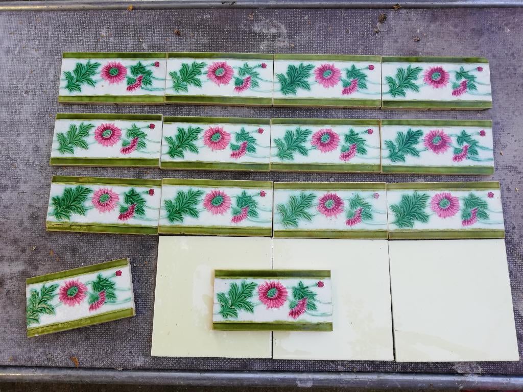 135 cm antieke wandtegels met roze rode bloemen in relief, Ophalen