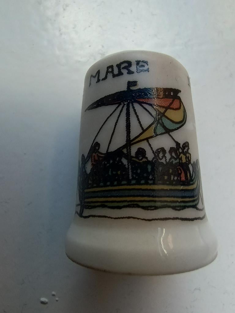 Vingerhoedje Mare Navigio Scene uit Bayeux Tapijt, Ophalen of Verzenden, Zo goed als nieuw, Porselein, Buitenland